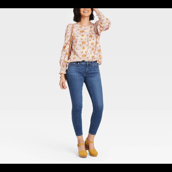 Universal Thread™ Women's Mid-Rise Curvy Skinny Jeans - Washed Indigo - Picture 3 of 4